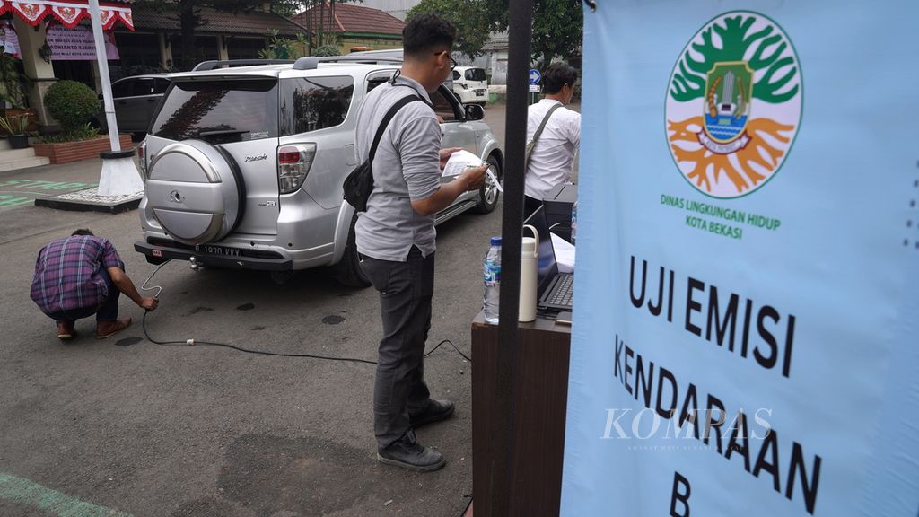 Dinas Lingkungan Hidup Kota Bekasi menggelar uji emisi gratis bagi kendaraan roda empat di Kantor Kecamatan Rawa Lumbu, Kota Bekasi, Jawa Barat, Senin (28/8/2023).  Jakarta dan kota-kota sekitarnya masuk sebagai kota dengan polusi udara yang sudah parah dalam tiga dekade terakhir.