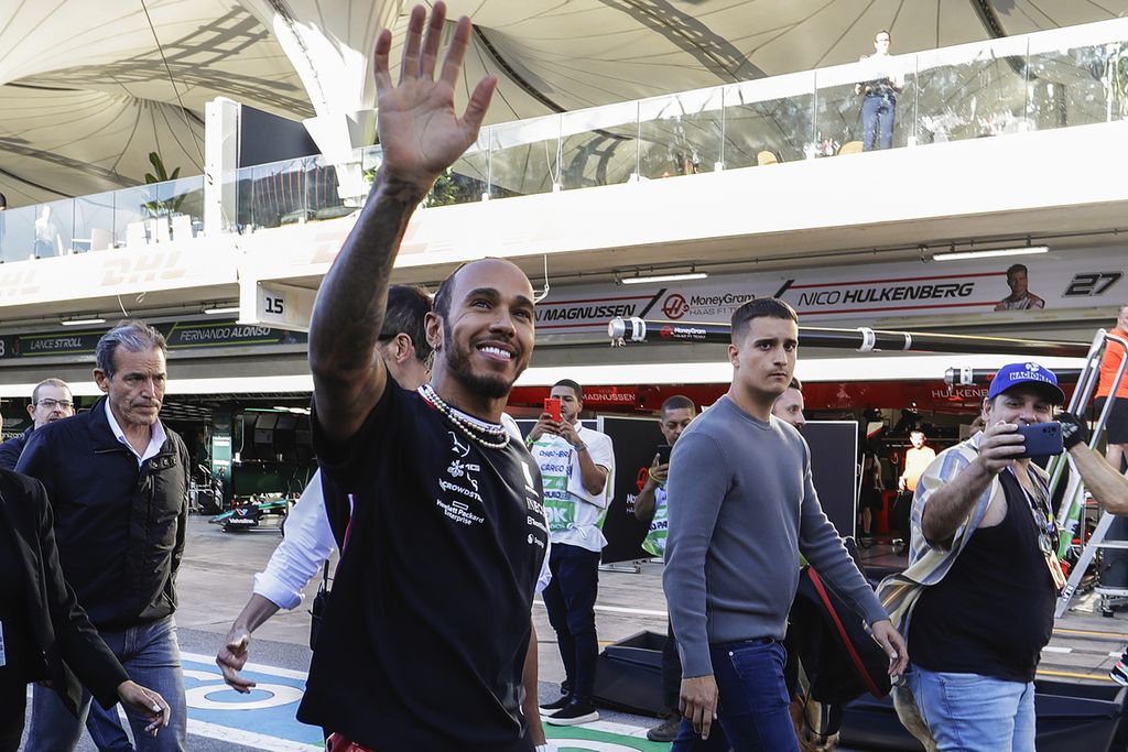 Pebalap Mercedes, Lewis Hamilton, melambaikan tangan ke penonton usai balapan Formula 1 seri Brasil, Senin (6/11/2023) dini hari WIB.