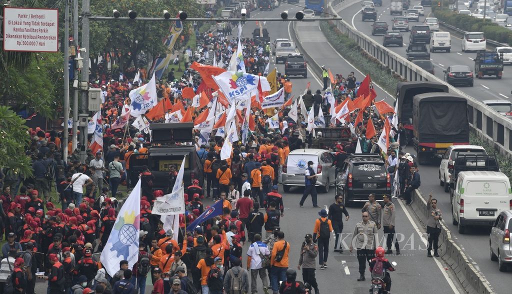 Massa buruh dari berbagai serikat pekerja berunjuk rasa di depan Gedung DPR/MPR, Jakarta, Rabu (15/6/2022). Dalam aksi yang diikuti ribuan buruh tersebut mereka kembali menyerukan penolakan atas revisi UU Pembentukan Peraturan Perundang-undangan (UU P3) dan penolakan UU Cipta Kerja. Para buruh juga menyerukan akan melakukan mogok kerja nasional jika DPR tidak mencabut revisi UU P3. 