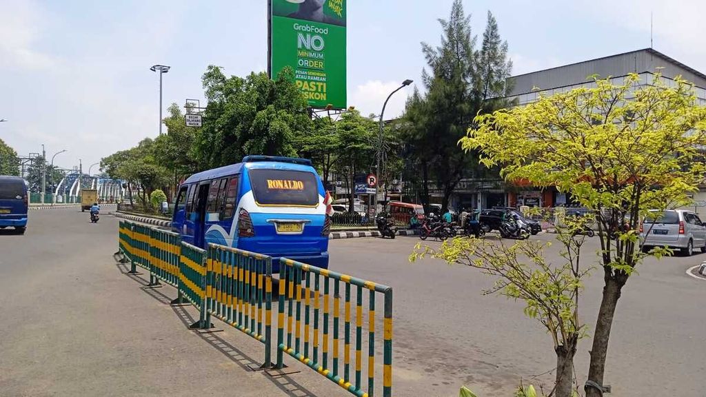 Angkutan pengumpan di Jalan Ir H Juanda, Kota Bekasi, Jawa Barat, tepat di depan Stasiun Bekasi, menunggu penumpang pada Selasa (2/11/2022).