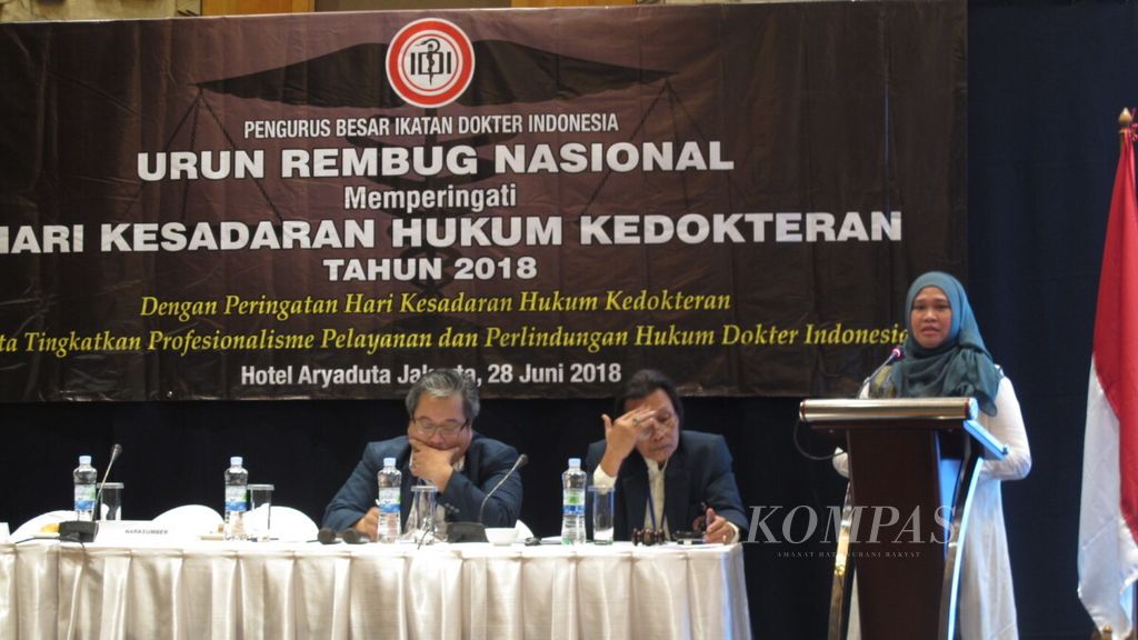 Dokter ahli kebidanan dan kandungan dari Palu, Sulawesi Tengah, Heryani Parewasi (berdiri) bercerita bagaimana dirinya menjalani kasus dugaan malapraktik yang menjeratnya pada Urun Rembug Nasional tentang hukum kedokteran di Jakarta, Kamis (28/6/2018).