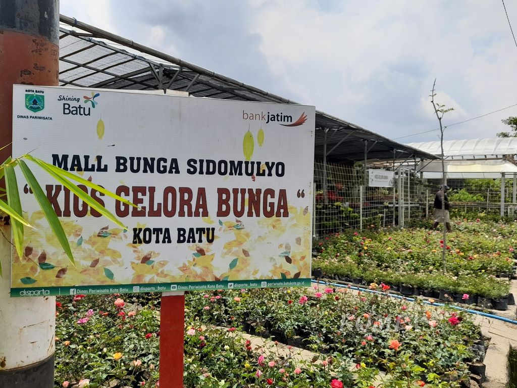 Suasana salah satu gerai di Mal Bunga Sidomulyo di Desa Sidomulyo, Kecamatan Bumiaji, Kota Batu, Jawa Timur, terlihat sepi, Senin (11/4/2022). Jumlah wisatawan ke Batu yang berkurang selama puasa juga berimbas terhadap pembelian bunga di sentra flora Kota Batu ini.