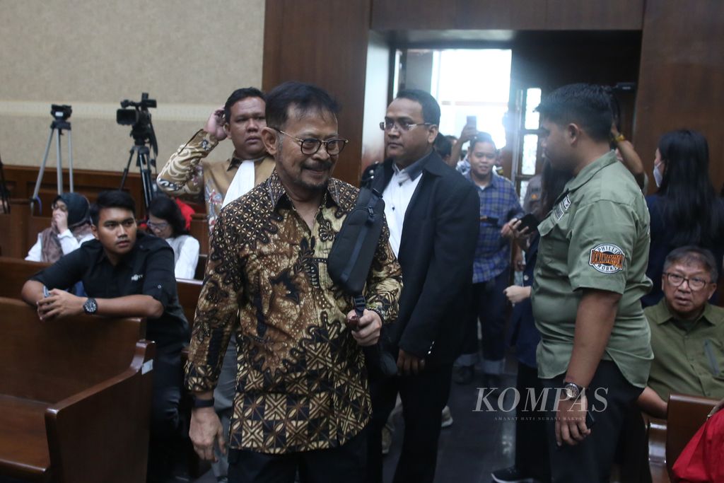 The defendant, former Minister of Agriculture Syahrul Yasin Limpo, arrived in the courtroom to attend the continuation of the case involving allegations of extortion and accepting gratuities in the Jakarta Corruption Court, on Monday (6/5/2024).