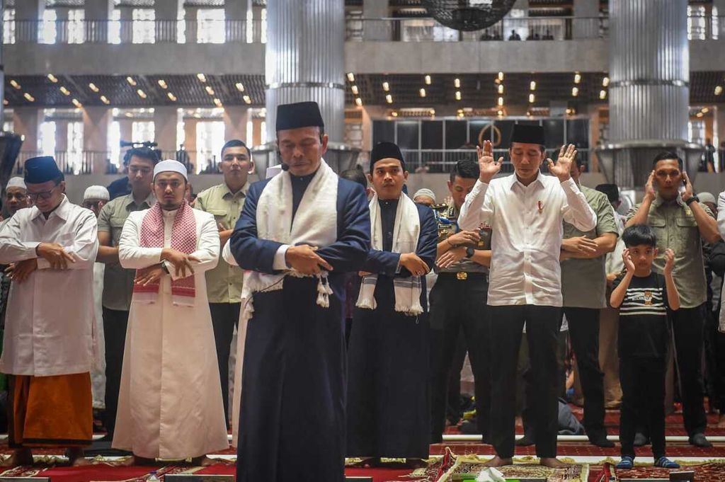 Presiden Joko Widodo bersama cucu pertamanya, Jan Ethes Srinarendra, melakukan shalat Jumat berjemaah di Masjid Istiqlal, Jakarta, pada Jumat (23/6/2023). Dengan mengenakan kemeja putih lengan panjang, celana hitam, dan peci hitam, Presiden Jokowi dan cucunya tiba di tempat ibadah sekitar pukul 11.55 WIB.