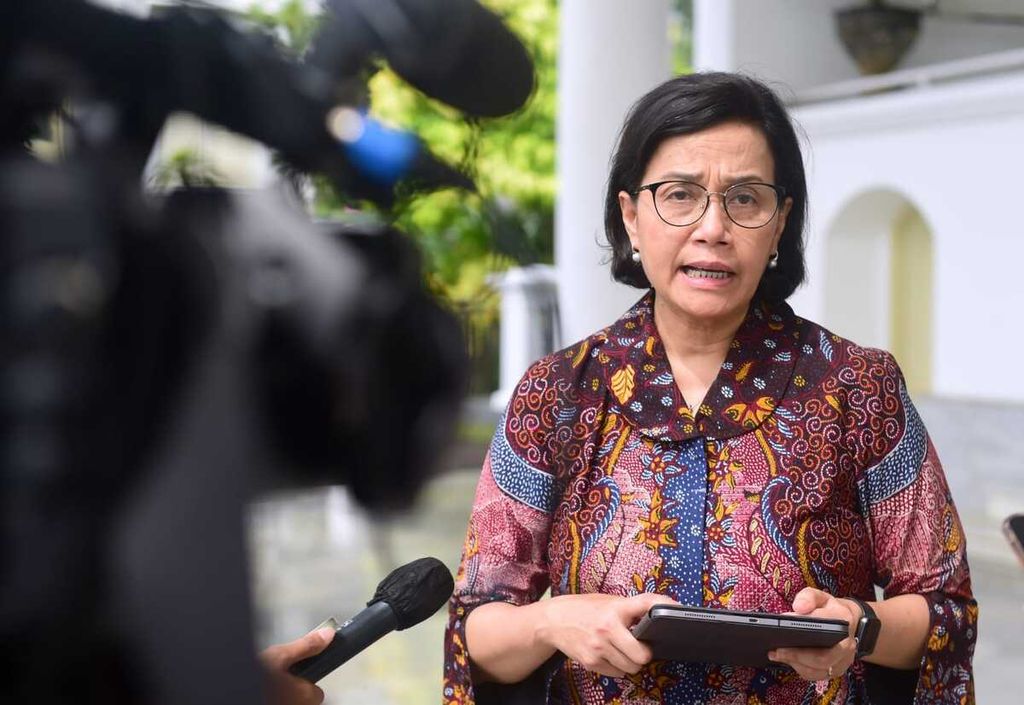 Menteri Keuangan Sri Mulyani dalam keterangannya usai mendampingi Presiden Joko Widodo menerima kunjungan delegasi IMF yang dipimpin oleh Direktur Pelaksana Kristalina Georgieva pada Minggu, 17 Juli 2022, di Istana Kepresidenan Bogor.