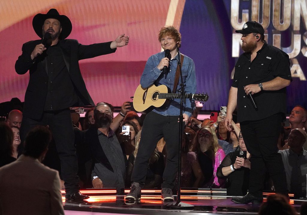 Garth Brooks, Ed Sheeran, dan Luke Combs (dari kiri ke kanan), saat tampil di panggung Academy Country Music Awards yang ke-58 di Texas, Amerika Serikat, Kamis (11/5/2023).