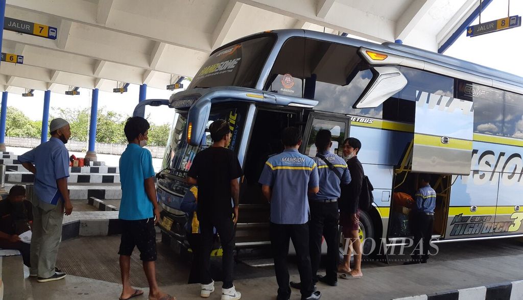 Suasana di Terminal Tipe A Mengwi, Badung, Bali, belum padat pada Senin (4/4/2022). Pelonggaran syarat bagi pelaku perjalanan dalam negeri diharapkan berdampak terhadap pengoperasian bus antarkota antarprovinsi (AKAP).