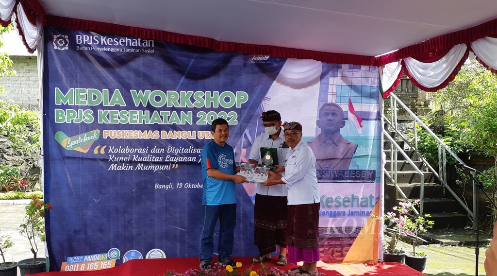 Direktur Utama BPJS Kesehatan Ghufron Mukti memberikan penghargaan bagi penyedia layanan kesehatan dalam acara Media Workshop BPJS Kesehatan 2022 di Bangli, Provinsi Bali, Kamis (13/10/2022).