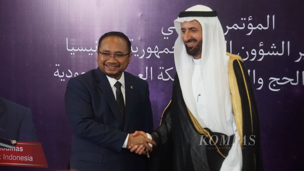 Menteri Agama Yaqut Cholil Qoumas (kiri) berjabat tangan dengan Menteri Haji dan Umrah Arab Saudi Tawfiq al-Rabiah di Jakarta seusai mengadakan pertemuan di Jakarta, Selasa (30/4/2024).