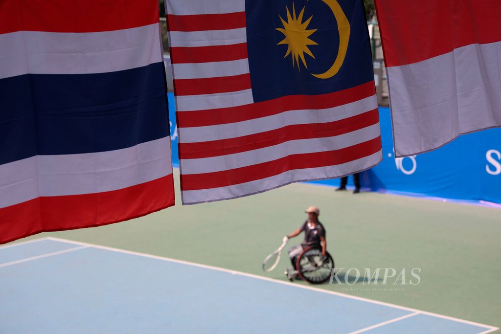 Tiga bendera negara peserta antara lain Thailand, Malaysia dan Indonesia, yang mengikuti cabang olahraga tenis kursi roda pada ASEAN Para Games 2022 terpampang di Lapangan Tenis Manahan, Surakarta, Jawa Tengah, Minggu (31/7/2022). 