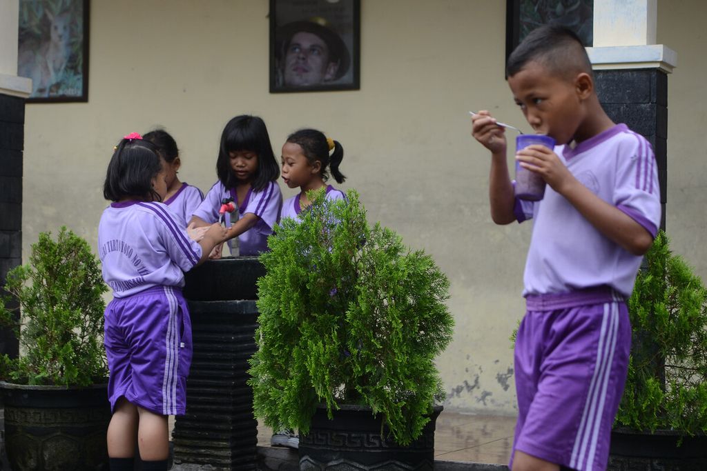 Murid mencuci tangan sebelum membeli makanan di kantin SD Negeri Tirtoyoso 111, Gilingan, Banjarsari, Solo, Jawa Tengah, Jumat (10/1/2020). Sekolah memiliki peranan penting dalam pendidikan pola hidup sehat bagi anak-anak.