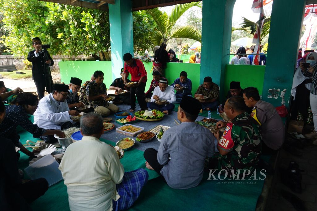 Warga makan bersama dalam perayaan Tahun Baru Islam 1444 H di Sokaraja Kulon, Sokaraja, Banyumas, Jawa Tengah, Sabtu (30/7/2022).