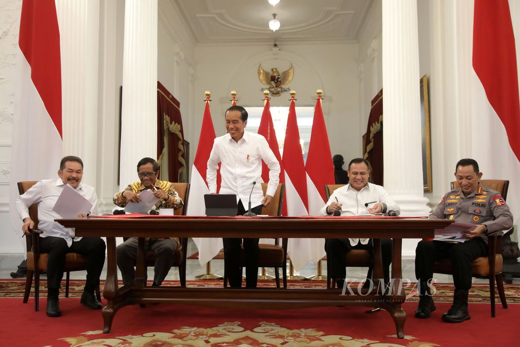 Presiden Joko Widodo (tengah) didampingi Jaksa Agung ST Burhanuddin, Menko Polhukam Mahfud MD, Ketua Komisi Pemberantasan Korupsi Firli Bahuri, dan Kapolri Jenderal (Pol) Listyo Sigit Prabowo seusai menyampaikan berbagai hal terkait korupsi, khususnya anjloknya indeks persepsi korupsi, di Istana Merdeka, Jakarta, Selasa (7/2/2023). Presiden Jokowi menegaskan bahwa komitmen pemerintah terhadap pemberantasan korupsi tidak pernah surut. Selain itu, Presiden  juga mendorong dua rancangan undang-undang (RUU), yakni RUU Perampasan Aset dan Pembatasan Transaksi Uang Kartal, dikebut. 