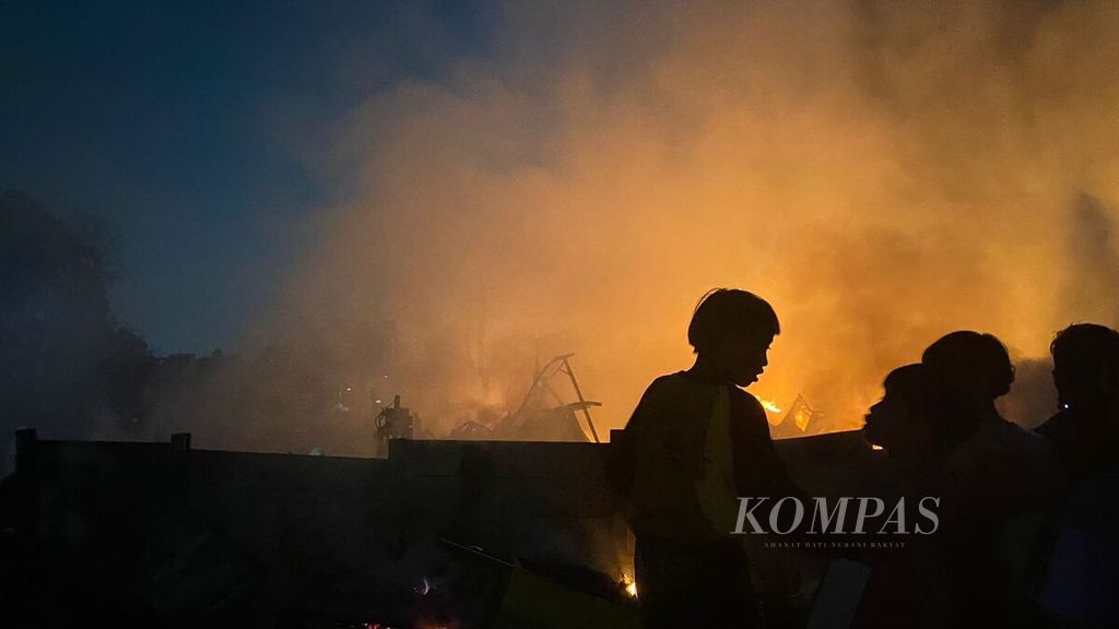 Kebakaran di Jalan Jatayu, Kelurahan Kebayoran Lama Utara, Kecamatan Kebayoran Lama, Jakarta Selatan, Rabu (4/10/2023).