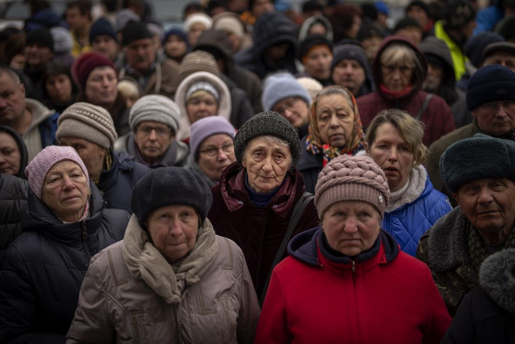Puluhan perempuan warga Ukraina mengantre untuk mendapatkan bantuan bahan pangan dari Palang Merah di Bucha, tidak jauh dari ibu kota Kiev, Senin (18/4/2022). 
