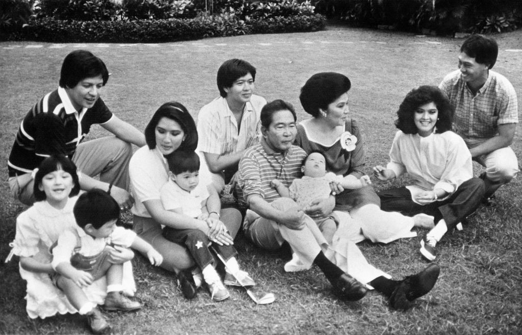 Foto yang diambil pada 15 Januari 1986 dan dirilis oleh Istana Kepresidenan Filipina memperlihatkan mantan diktator Ferdinand Marcos bersama istrinya, Imelda, berfoto bersama dengan seluruh putra-putrinya. 