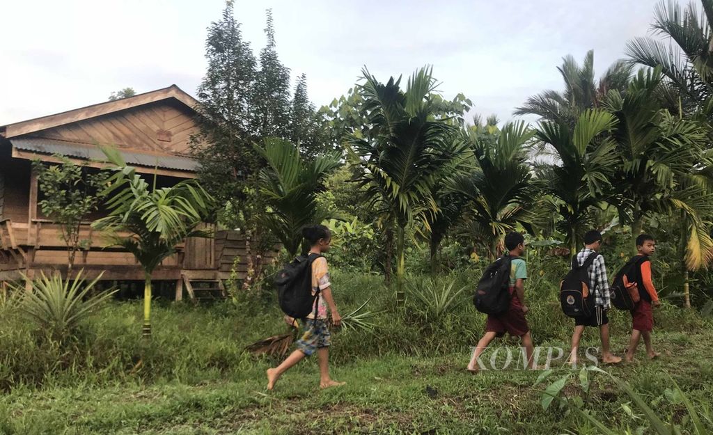 Empat anak dari Dusun Bekkeiluk, Desa Muntei, Kecamatan Siberut Selatan, Kabupaten Kepulauan Mentawai, Sumatera Barat, berjalan kaki menuju sekolahnya di Dusun Salappak, Desa Muntei, akhir November 2017. 