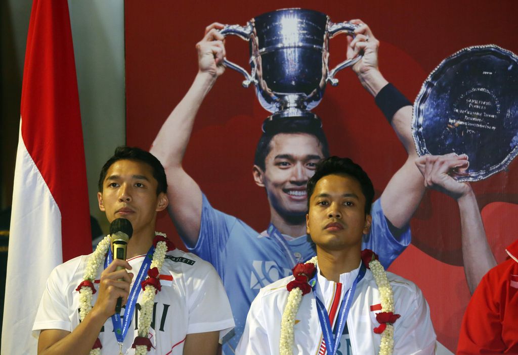 Indonesian men's badminton singles players Jonatan Christie (left) and Anthony Sinisuka Ginting (right) gave a press statement upon their arrival from England at Terminal 3, Soekarno-Hatta Airport in Tangerang, Banten on Monday (18/3/2024). Jonatan and Anthony will participate in the Indonesian Open badminton tournament at Istora GBK in Senayan from 4-9 June.