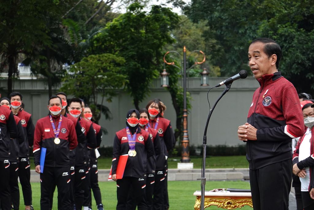 Presiden Joko Widodo mengucapkan selamat dan memberikan bonus kepada atlet peraih medali dari tim 31st Sea Games Vietnam 2021 Tahun 2022 di halaman depan Istana Merdeka, Senin (13/6/2022). Presiden Jokowi menyatakan bangga 82 persen atlet Indonesia yang bertanding di 31st SEA Games Vietnam 2021 Tahun 2022 mendapatkan medali.
