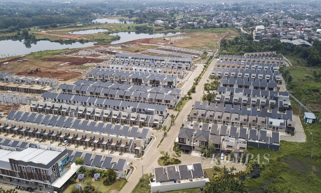 Foto aerial kawasan perumahan baru yang tengah dibangun di Cisauk, Kabupaten Tangerang, Banten, Kamis (23/3/2023). Pembelian properti residensial masih didominasi untuk kebutuhan rumah tinggal atau <i>end user</i>. 