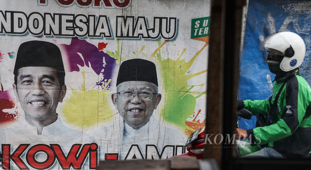 Poster Presiden Joko Widodo dan Wakil Presiden Ma'ruf Amin saat kampanye Pilpres 2019 masih terpasang di sebuah warung di Cipayung, Tangerang Selatan, Banten, 28 Agustus 2022. 