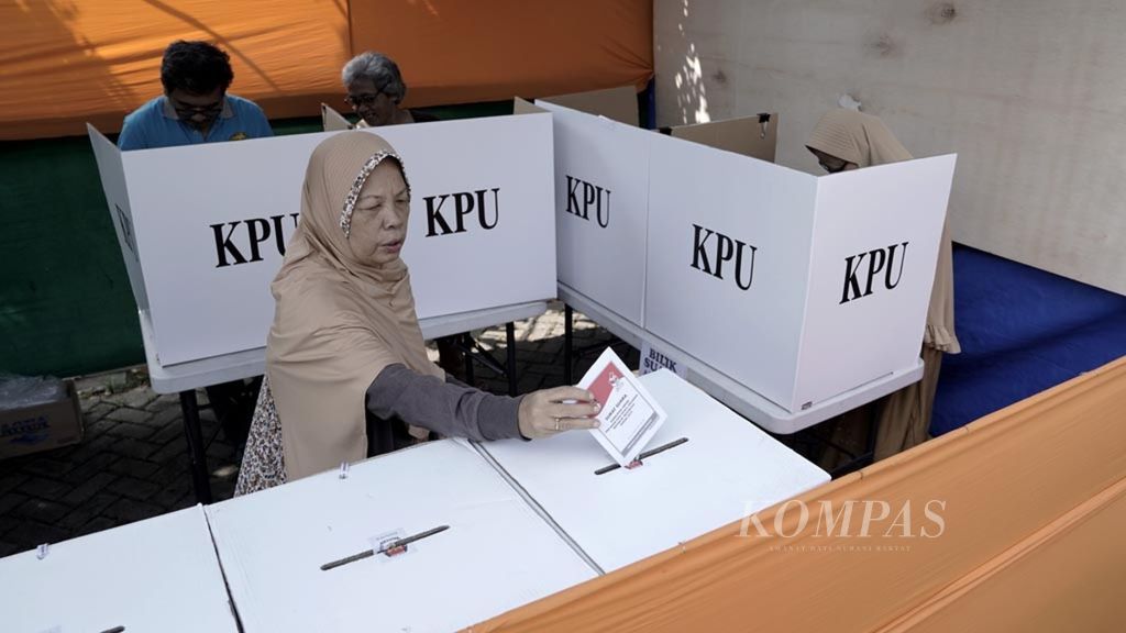 Warga memasukkan surat suara ke kotak suara di Tempat Pemungutan Suara 30 Kelurahan Cibodasari, Cibodas, Tangerang, Banten dalam Pemilu 2019, Rabu (17/4/2019).