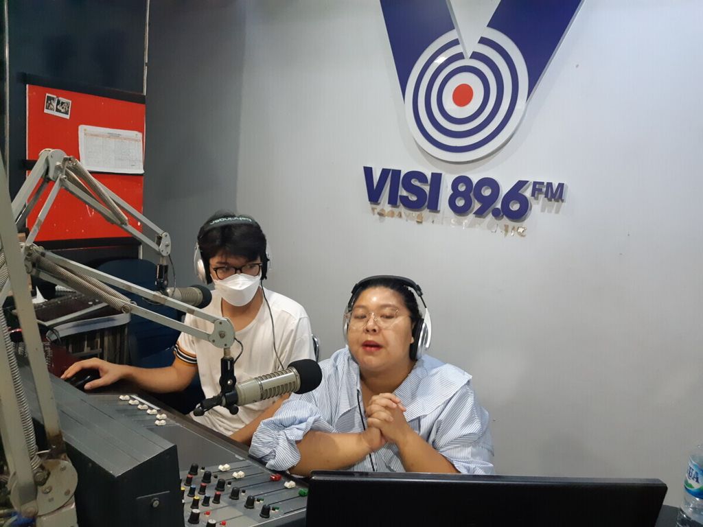 Penyiar Radio Visi FM Medan menyapa pendengar dengan Bahasa Indonesia dialek Medan, Sumatera Utara, Sabtu (13/8/2021).