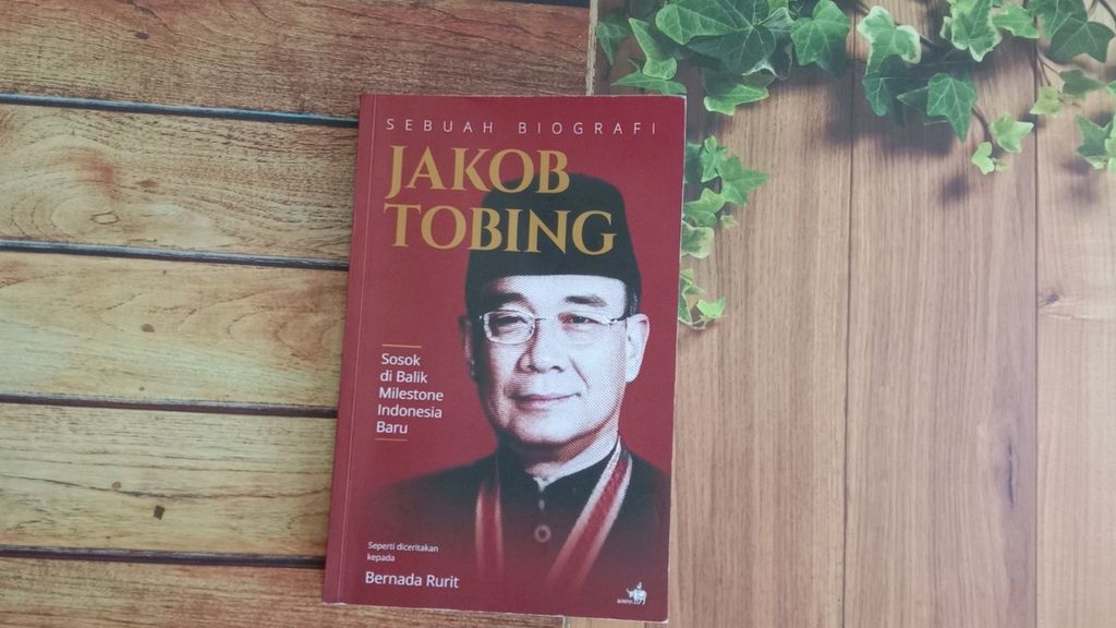 Halaman muka buku berjudul <i>Jakob Tobing; Sosok di Balik Milestone Indonesia Baru</i>.