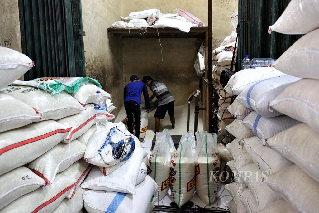 Buruh memasukkan beras yang telah diaduk ke dalam karung di Pasar Induk Beras Cipinang, Jakarta, Sabtu, (26/2/2022). Stok beras di pasar ini mayoritas untuk memenuhi kebutuhan beras warga Jakarta, selain untuk dikirim ke luar Pulau Jawa.