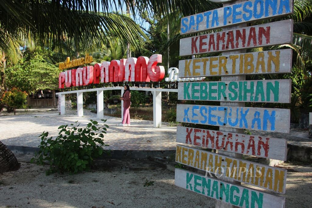Suasana Pulau Panjang yang dikelola Badan Usaha Milik Desa (BUMDes) Karya Mandiri di Pulau Baguk, Kecamatan Kepulauan Banyak, Kabupaten Aceh Singkil, Aceh, Selasa (4/7/2023). Pulau ini menjadi salah satu lokasi wisata favorit di sana. 