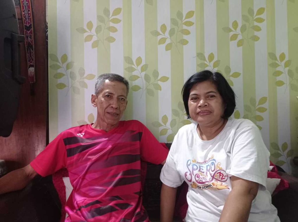 Agus Suprianto (55) dan Vincensia Nugraheni (58) saat berpose di rumahnya di Magelang, Jawa Tengah. Pasangan beda agama ini setiap tahun merayakan Ramadhan dengan saling menghormati dan melengkapi.