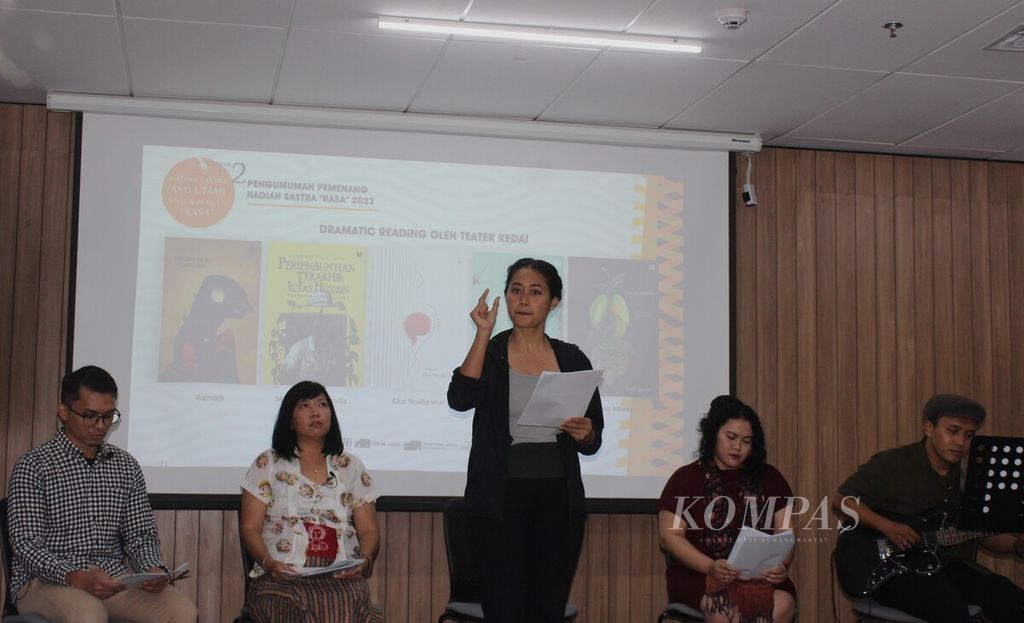 Drama pembacaan naskah ditampilkan oleh anggota Teater Kedai dalam pengumuman pemenang sayembara Hadiah Sastra untuk Pemula Rasa 2023 di Taman Ismail Marzuki, Jakarta, Minggu (26/2/2023) sore.