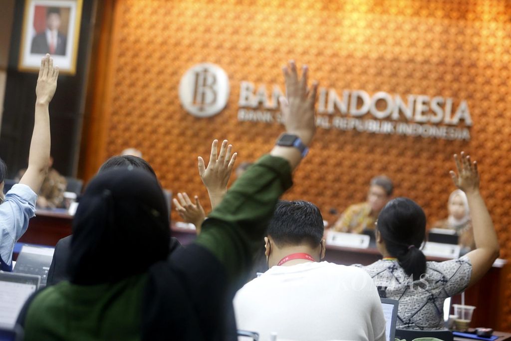 Jurnalis mengangkat tangan untuk bertanya saat Dewan Gubernur Bank Indonesia mengadakan konferensi pers hasil Rapat Dewan Gubernur Bank Indonesia di Gedung BI, Jakarta, Kamis (16/3/2023). 