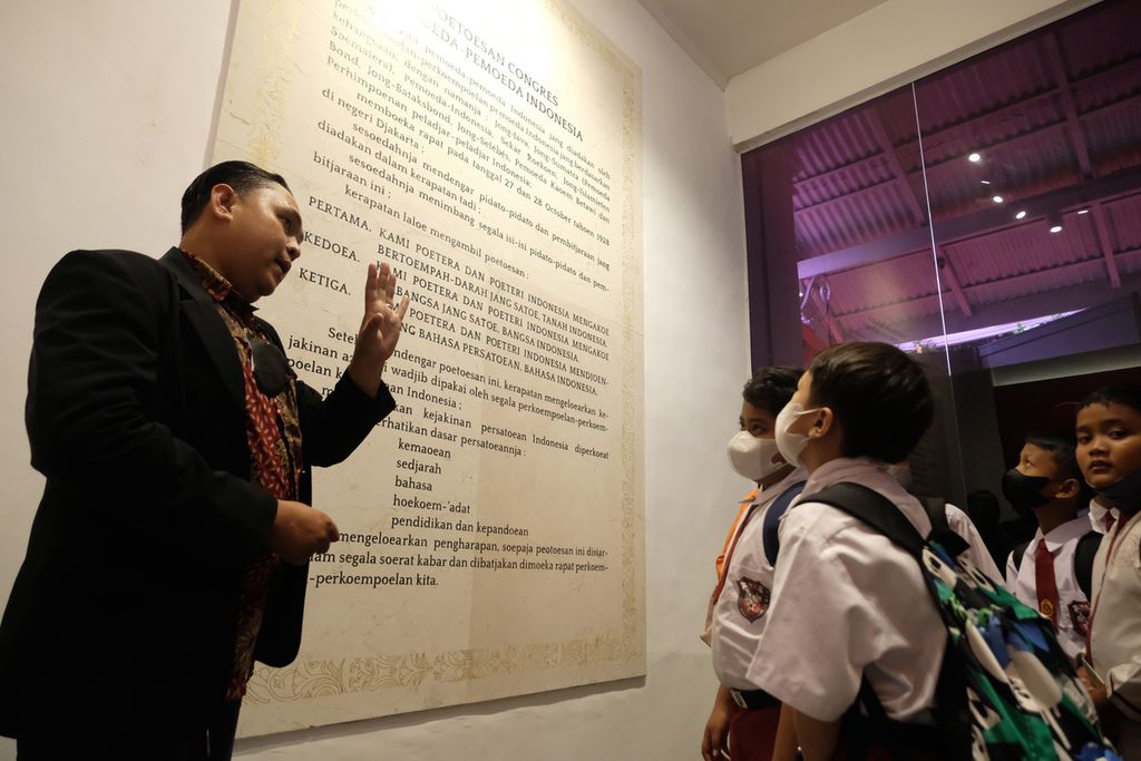 Sejumlah siswa dari SDN Pulogebang 01 mengunjungi Museum Sumpah Pemuda, Jakarta, Jumat (28/10/2022). Museum Sumpah Pemuda mengadakan acara Festival Pemuda dalam rangka Hari Sumpah Pemuda Ke-94. Berbagai kegiatan seperti bermain angklung, menonton film, hingga membatik dapat dilakukan pengunjung mulai tanggal 28 sampai 30 Oktober 2022.