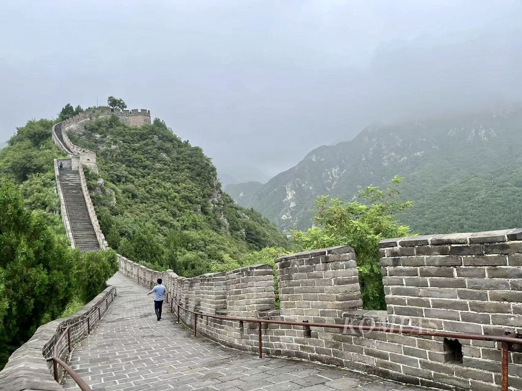 Rute di bagian Juyongguan ini sepanjang 4.000 kilometer melingkar. Rute ini tak banyak pengunjung seperti di bagian Tembok Besar lainnya karena bagian ini lebih seperti markas militer kekaisaran. Foto diambil pada 27 Juli 2022.