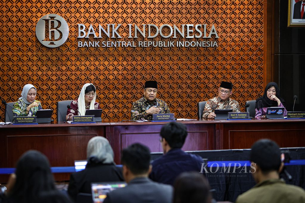 Gubernur Bank Indonesia Perry Warjiyo (tengah) bersama Deputi Gubernur Senior Destry Damayanti (kedua dari kiri) serta Deputi Gubernur Aida S Budiman, Doni P Joewono, dan Filianingsih Hendarta (dari kiri ke kanan) hadir dalam konferensi pers hasil Rapat Dewan Gubernur Bank Indonesia di Jakarta, Rabu (20/3/2024). 