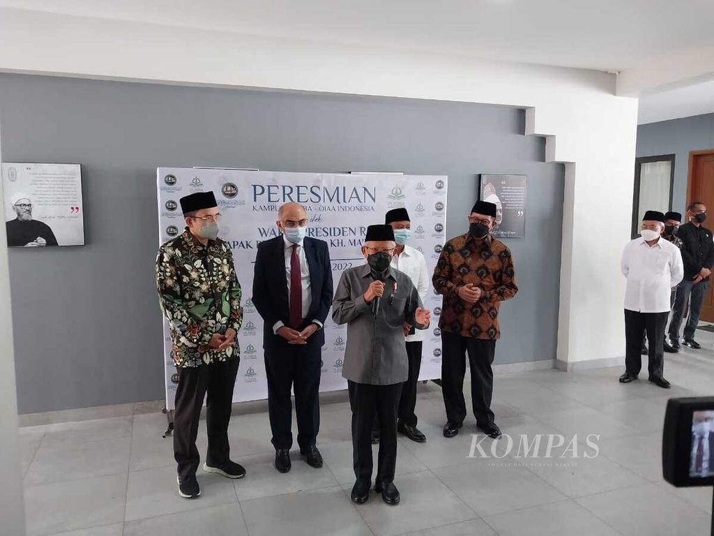 Wakil Presiden Ma’ruf Amin saat menjawab pertanyaan media seusai peresmian Pusat Studi Islam dan Bahasa Arab (Pusiba) di Jalan KH Noer Ali (Al-Makmur) Nomor 1, Ujung Harapan Bahagia, Bekasi, Provinsi Jawa Barat, Rabu (22/6/2022).