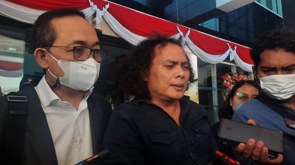 The lawyers for Second Agent (Bharada) E or Richard Eliezer Pudihang, Deolipa Yumara and Muhammad Burhanuddin, requested protection from the Witness and Victim Protection Agency, Monday (8/8/2022).