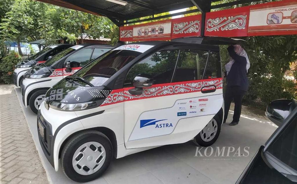 Mobil listrik jenis Toyota C+Cipod dari PT Toyota Astra Motor yang ditempatkan di pulau Samosir, dalam Danau Toba Sumatera Utara mulai Selasa (19/7/2022).