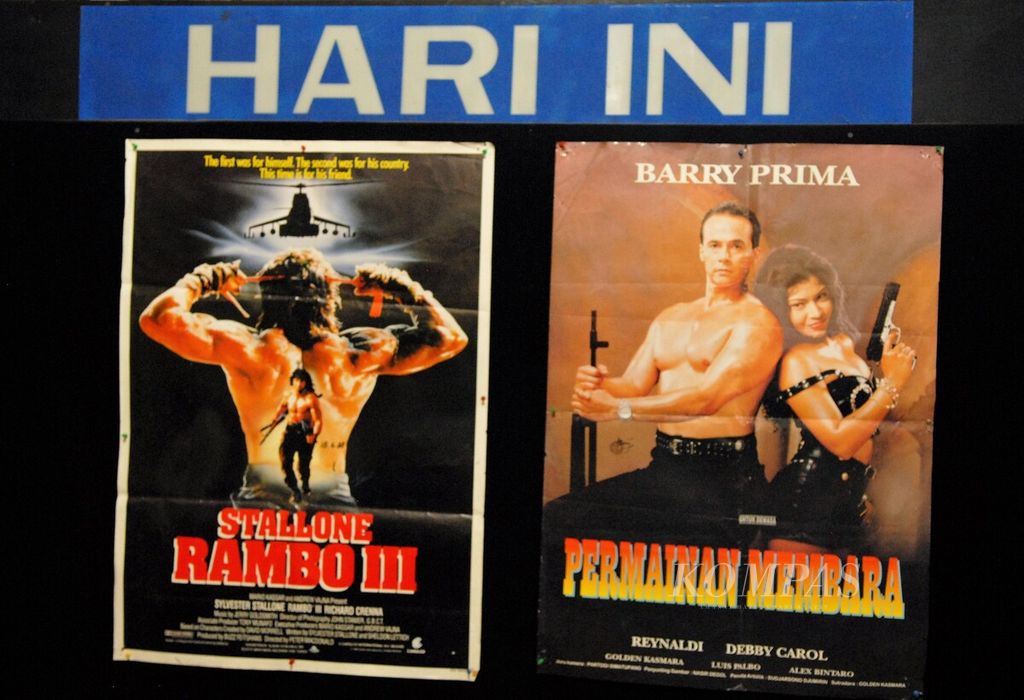 Koleksi poster film lawas disimpan di Museum Bioskop Kuno di Galeri Tempoa Kota Jambi. Gambar diambil April 2021.