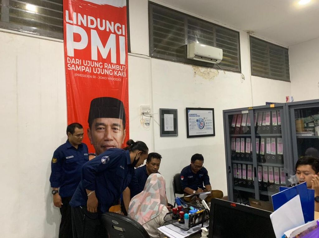 Pemeriksaan calon pekerja migran Indonesia (CPMI) asal Lombok, Nusa Tenggara Barat, di Surabaya, Jawa Timur, Rabu (13/7/2022). Ada 11 perempuan yang menurut rencana akan ditempatkan secara nonprosedural di Arab Saudi.