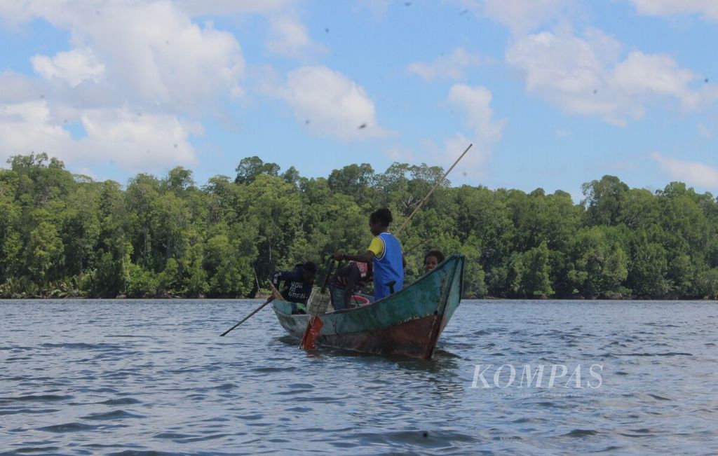 Masyarakat adat suku Yaben mencari kayu bakar di muara Sungai Kaibus di Distrik Konda, Kabupaten Sorong Selatan, Papua Barat Daya, Kamis (27/7/2023). Hutan mangrove di sekitarnya mendukung ekosistem perairan di kawasan tersebut. 