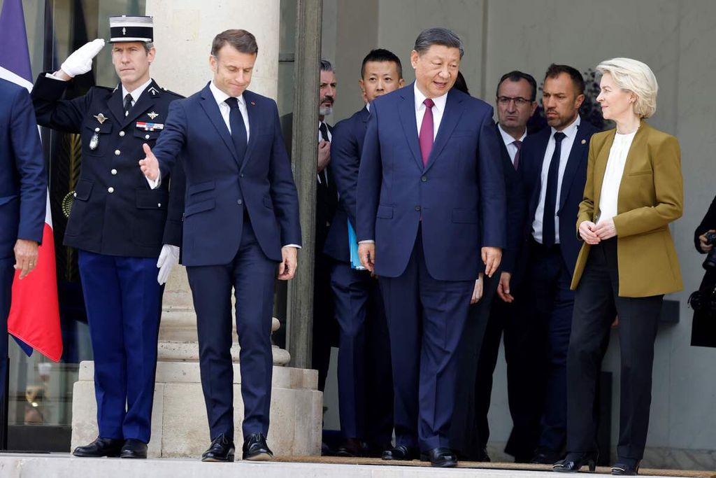 Presiden Perancis Emmanuel Macron (kedua dari kiri) menyambut Presiden China Xi Jinping dan Ketua Komisi Eropa Ursula von der Leyen di Istana Elysee, Perancis, pada Senin (6/5/2024).