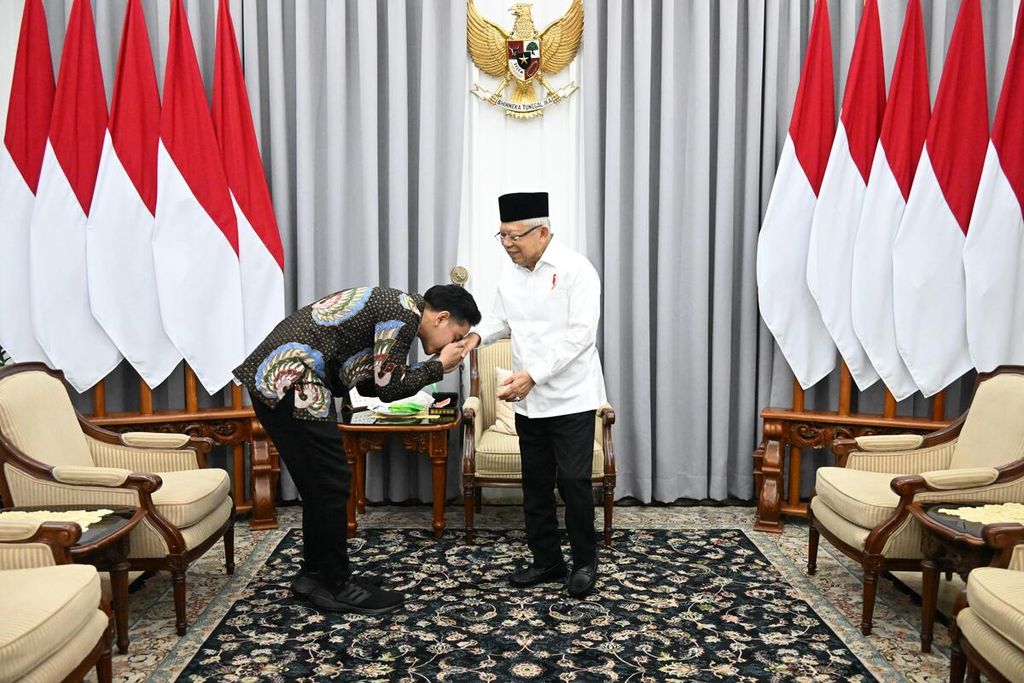 Wakil presiden terpilih Gibran Rakabuming Raka mencium tangan Wapres Ma'ruf Amin saat sowan di kediaman Wapres, Jalan Diponegoro, Jakarta, Rabu (24/4/2024).