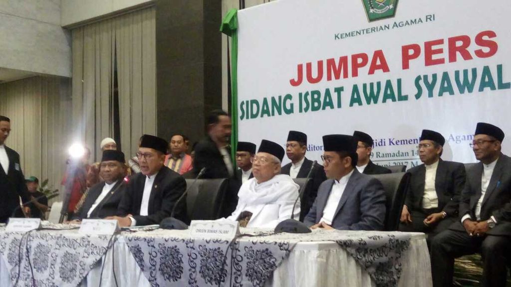 Menteri Agama Lukman Hakim Saifuddin menyampaikan hasil sidang isbat, didampingi anggota DPR Komisi VIII, Ali Taher, Ketua Mui KH Ma'ruf Amin, dan Dirjen Bimas Islam, di Kementerian Agama RI, Jakarta (24/6/2017)