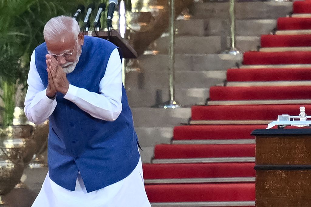 Pemimpin Partai Bharatiya Janata (BJP) India Narendra Modi memberi salam kepada hadirin saat tiba untuk mengambil sumpah jabatan masa jabatan ketiganya sebagai perdana menteri di istana kepresidenan Rashtrapati Bhavan, New Delhi, Minggu (9/6/2024).