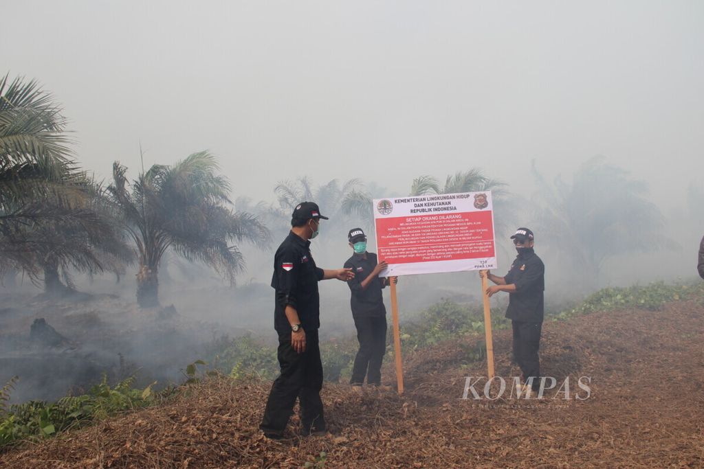 Kementerian Lingkungan Hidup dan Kehutanan menyegel area kebakaran lahan korporasi perkebunan sawit di Kabupaten Ketapang, Kalimantan Barat, Sabtu (14/9/2019).