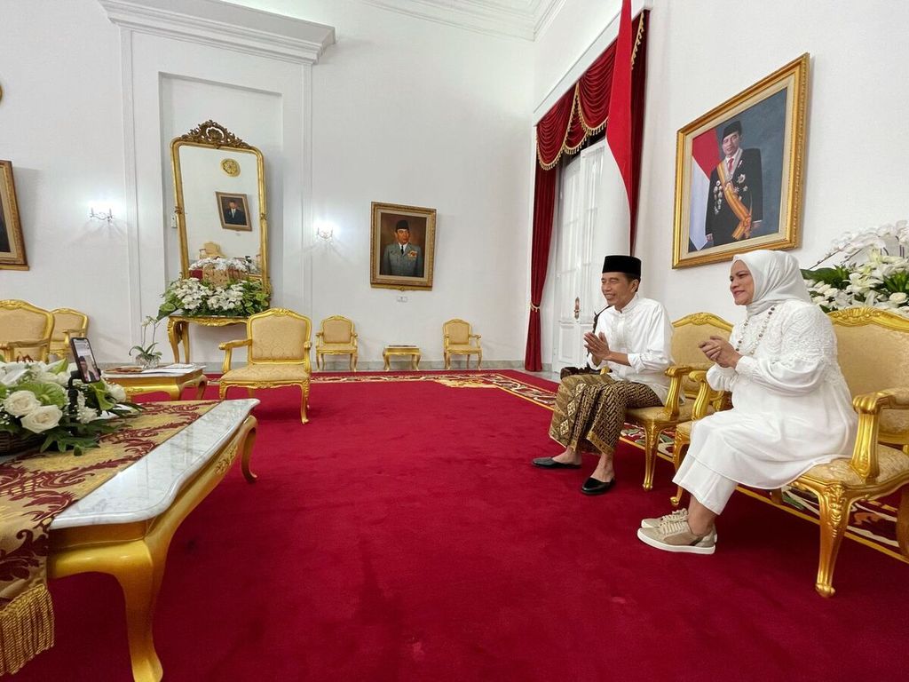 Presiden Joko Widodo bersama Ibu Iriana Joko Widodo saat mengucapkan selamat Idul Fitri dengan Wapres Ma'ruf Amin dan Ibu Wury Ma'ruf Amin, di Gedung Agung, Istana Kepresidenan Yogyakarta, Senin (2/5/2022).