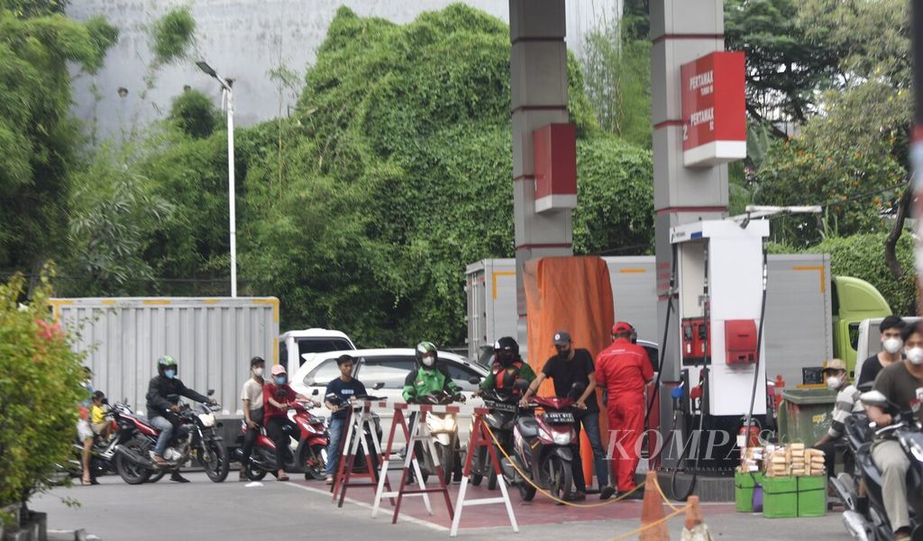 Pengendara sepeda motor mengisi bahan bakar di salah satu SPBU Pertamina di Jakarta Barat, Senin (7/3/2022). 