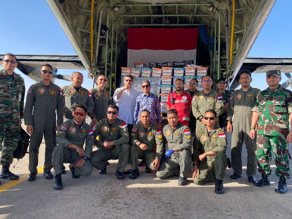 Pesawat Hercules TNI AU yang mengangkut bantuan dari Indonesia untuk Gaza tiba di Pangkalan Udara Al Arish, Mesir, Senin (6/11/2023). Wakil Menteri Luar Negeri RI Pahala Mansury (berdiri, tengah) memimpin pengiriman itu. Dari Lanud Al Arish, bantuan akan diangkut ke Rafah untuk disalurkan ke Gaza.